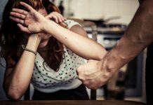 A cerut ajutorul unei vânzătoare după ce a fost bătută măr de concubin