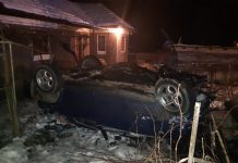 Accident la Plopșoru. Un șofer beat a trecut cu mașina prin gardul unui localnic