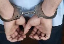 Târgu Jiu: Le-a distrus mașina, a intrat peste ei în curte și i-a bătut