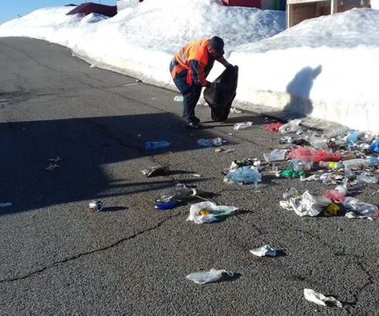 Certați cu bunul simț. Au aruncat gunoiul pe marginea drumului dintre Novaci și Rânca