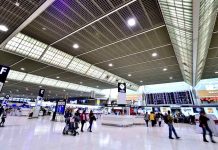 Anchetă în cazul copiilor abandonați în aeroport. ONG-ul înființat de doi profesori din Târgu Jiu nu are licență pentru turism și a fost amendată în trecut