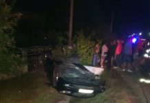 Doi tineri, la spital după ce s-au răsturnat cu mașina