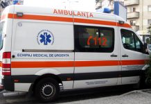 Mamă cu un copil în cărucior, acroșată pe marginea drumului