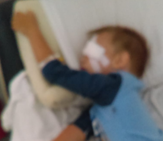 Copil de 2 ani, bătut cu bestialitate de propriul tată. E în stare gravă la spitalul din Motru