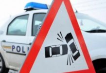 Mașină răsturnată în șanț la Cătunele. Șoferul, transportat la spital