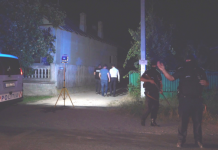 VIDEO: Doi polițiști, atacați și tăiați cu o coasă. Agresorii au fost opriți cu focuri de armă