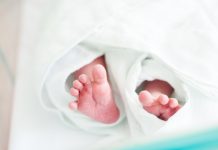 Nou-născut, găsit într-un sac, în parcarea unui magazin