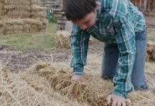 Copil de 13 ani, vândut de tatăl său unui fermier. Băiatul nu știe nici să scrie, nici să citească