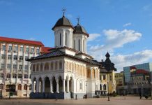 Osemintele găsite în podul bisericii din centrul Târgu Jiului, ridicate de criminaliști. Au fost descoperite de deținuții care lucrau la curățarea podului